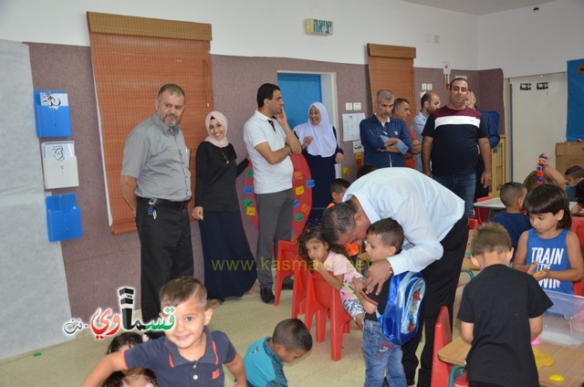 فيديو: الاطفال يعانقون الرئيس عادل بدير في افتتاح العام الدراسي في روضة افاق ودار الارقم